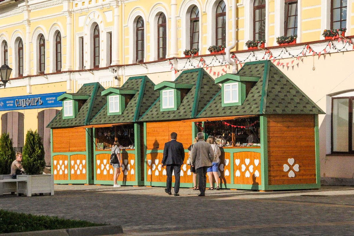 Видите слева в темном костюме? Это мэр Рыбинска прогуливается по Красной площади. 