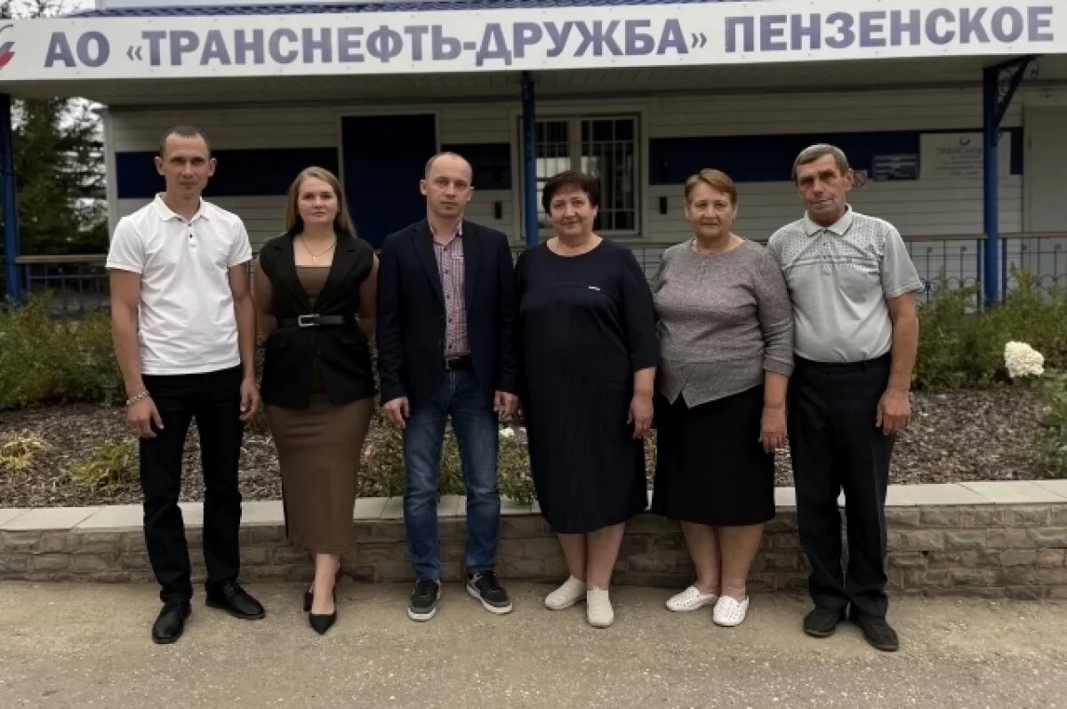    Сергей с супругой Марией, Алексей, Елена Александровна, ее сестра Ольга и муж Анатолий.