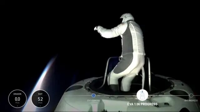 Айзекман за пределами корабля Dragon