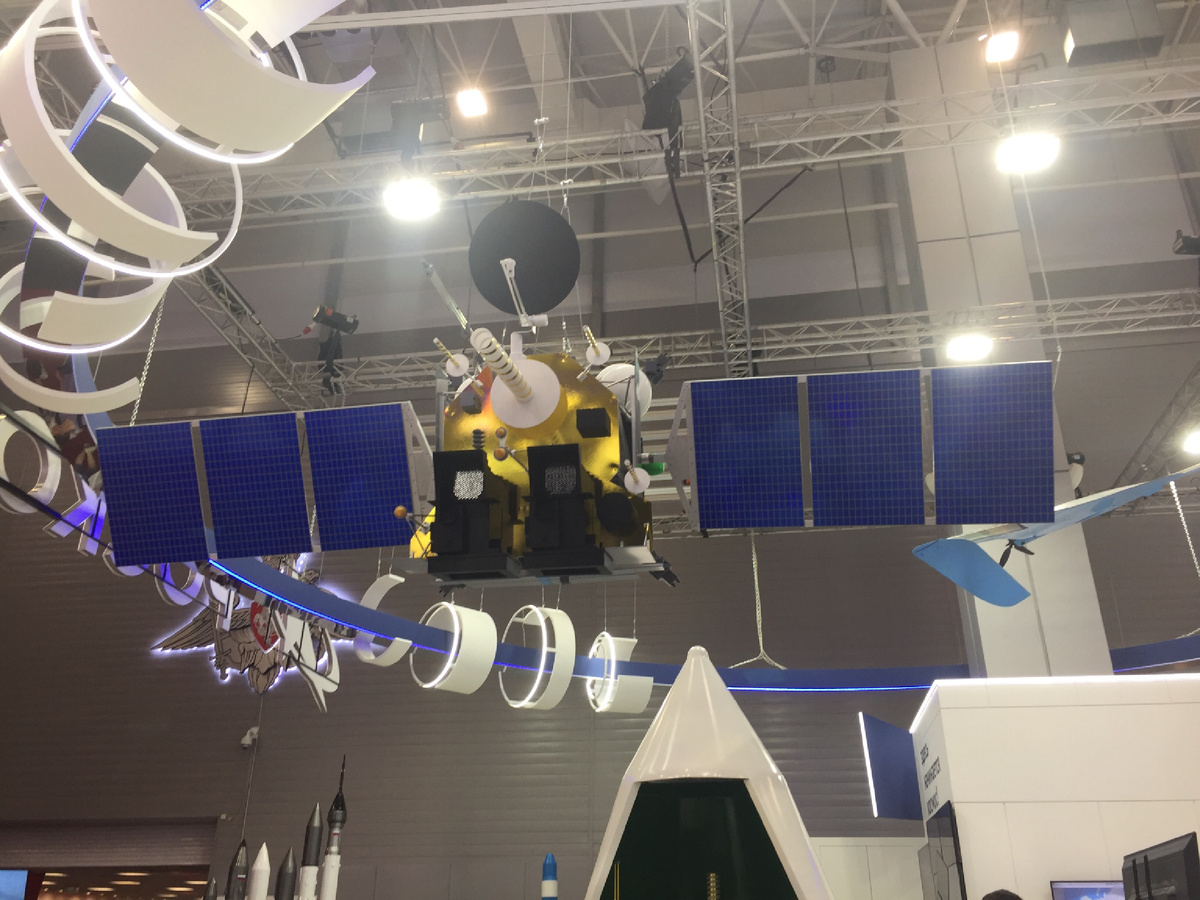 Макет спутника связи «Сфера», представленного Роскосмосом. Фото с выставки Армия-2023 (собственное)