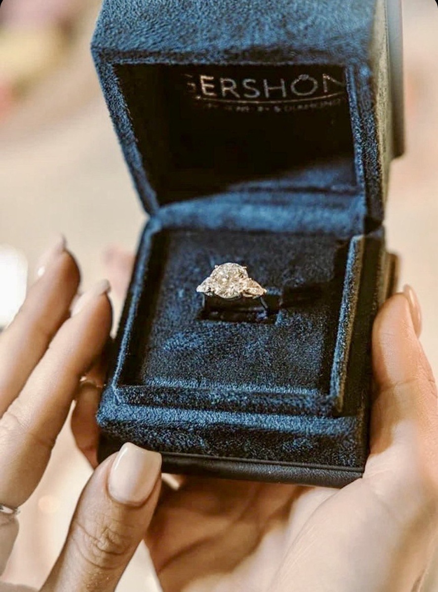 💍 Идеальное помолвочное кольцо от Gershon Diamonds 💍
✨  Это утонченное кольцо из белого золота с бриллиантом в 5 Ct станет символом вечной любви и преданности.
📍 Наш адрес: ул. Щипок 18, стр. 2