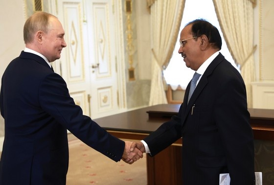    Владимир Путин и Аджит Довал