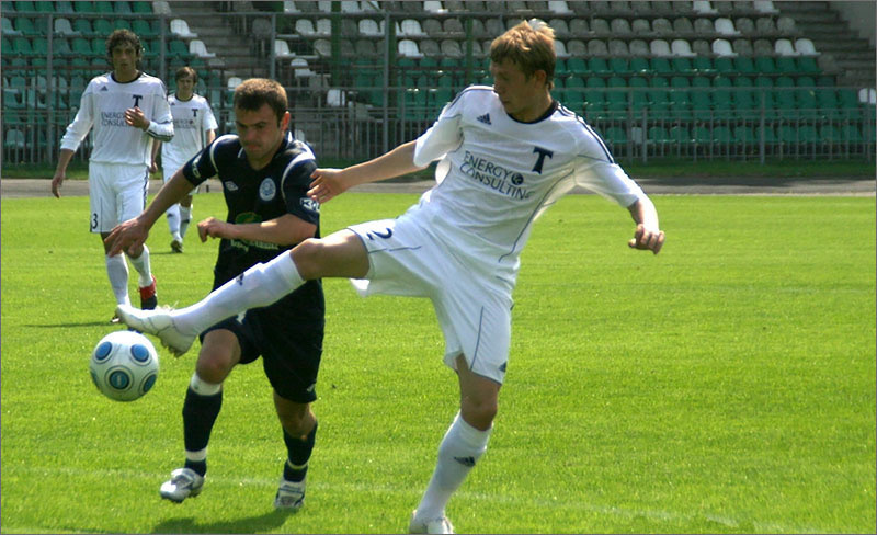 «Торпедо» - «Авангард» (Подольск) - 1:0. С мячом нападающий торпедовцев Дмитрий Маскаев.
