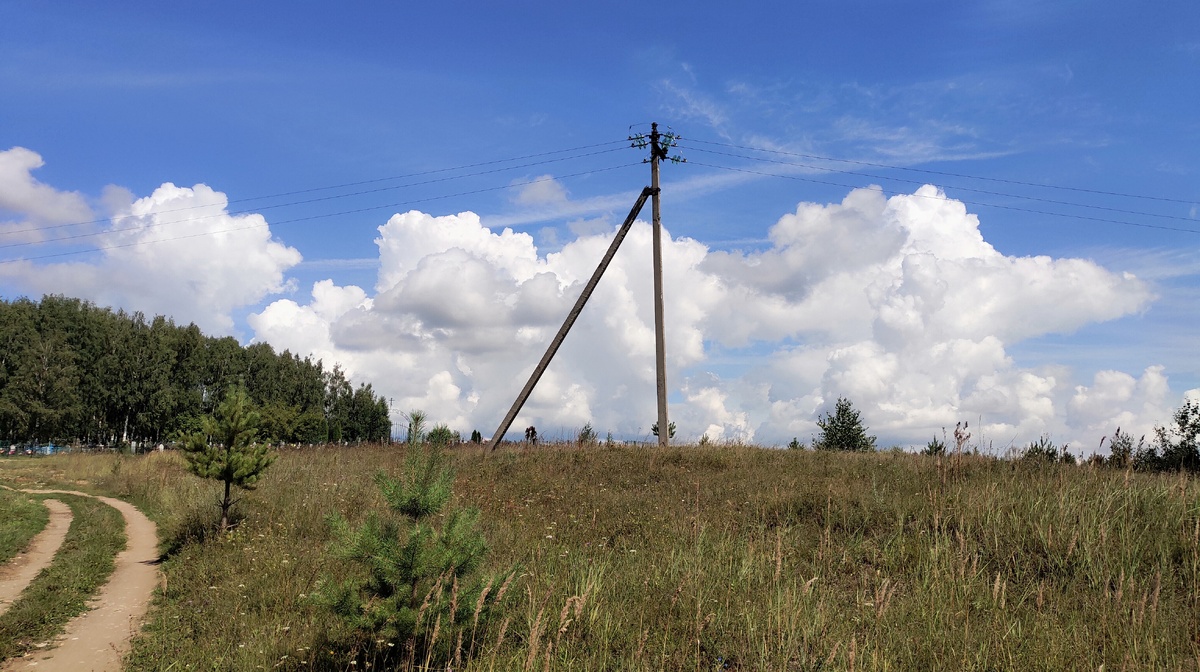 Типичные чёртовы ворота. Но хоть не на дороге. Иначе путь на Волчью гору (вадское кладбище) стал бы донельзя зловещим...