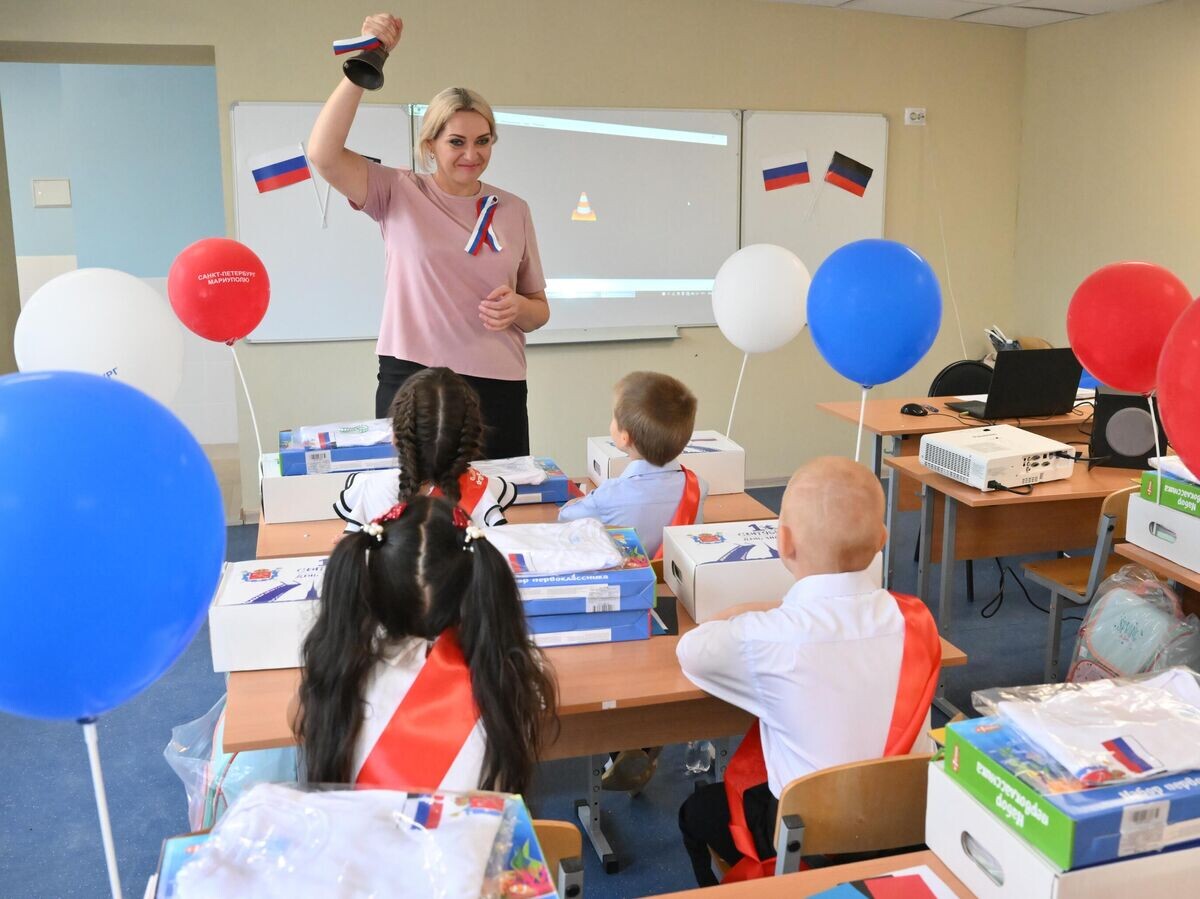    Учитель дает первый звонок для первоклассников одной из школ города Мариуполя© РИА Новости / Илья Питалев