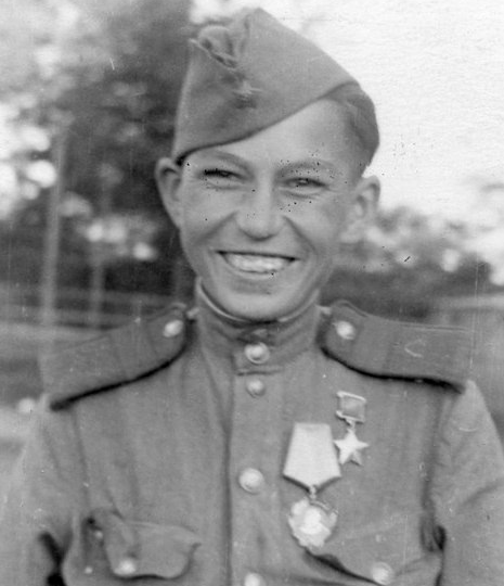 Ворвался в траншею с автоматом и в одиночку зачистил опорный пункт немцев! Подвиг 19-летнего Героя Советского Союза Ильи Мешакова