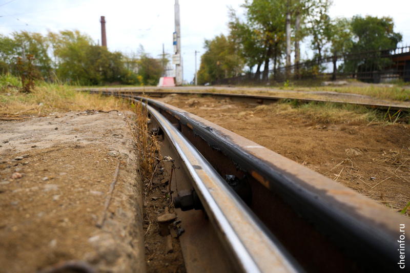    Их устанавливают вдоль трамвайных путей на поворотах и разворотах, где есть риск схода вагонов.