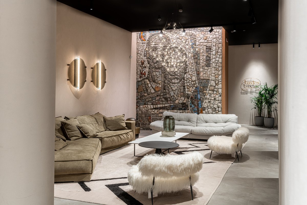 На фото акцентом выступает не цвет кресел (здесь диван даже кажется ярче), а их необычная фактура. Модель от фабрики Baxter называется Nepal Mama