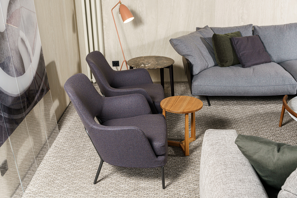 При выборе кресла, которое будет гармонично сочетаться с остальной мебелью, обычно используют парные предметы. Повторение двух элементов создает ритм, благодаря чему основной акцент смещается на другую мебель. Эти кресла будут хорошо смотреться вместе благодаря их схожему цвету или форме, а также они могут дополнить диван или другие элементы интерьера. Модель на фото от фабрики Flexform называется Joyce Elegance 987 