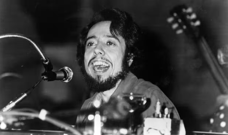 Выступление Сержио Мендеса в начале 1970-х годов. Его успех был основан на умении сочетать бразильские песни и ритмы с различными западными стилями. Фотография: Майкл Окс / Getty