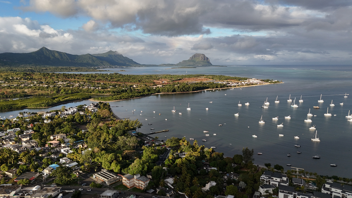 Город Тамарин, где мы жили и вид на гору Ле Морн