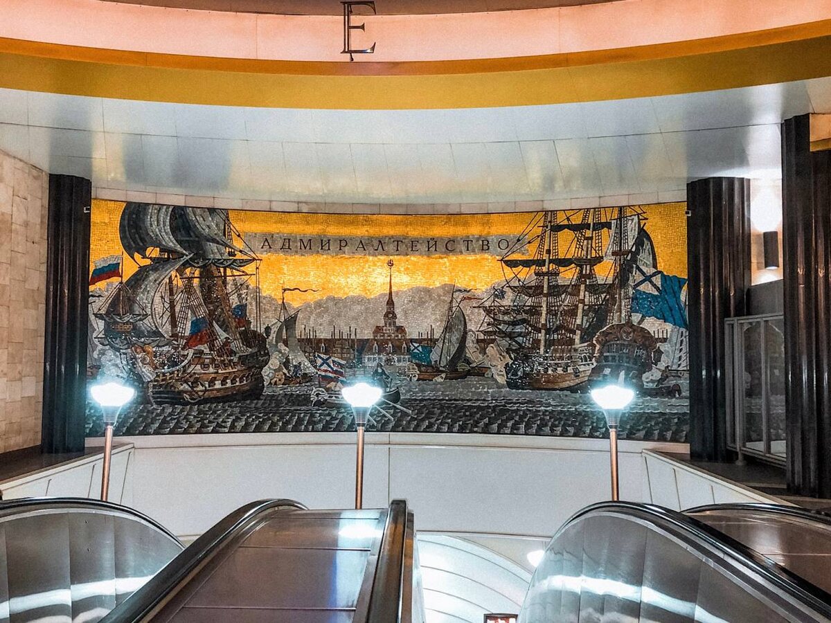 Над эскалаторами вы увидите мозаичное панно «Адмиралтейство», на котором изображены парусники и первое здание центра военного судостроения. Фото: Дарья Желтенко 