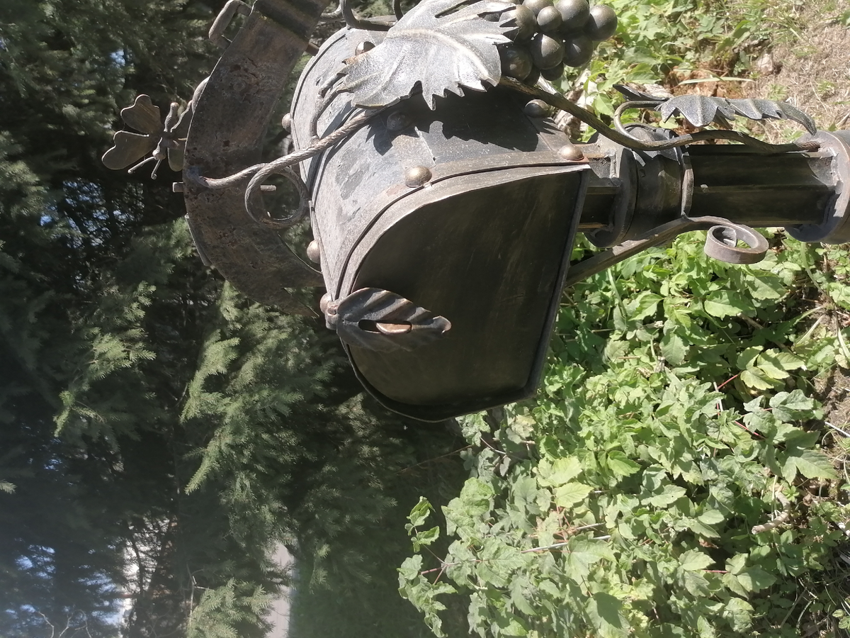 Сзади защелка