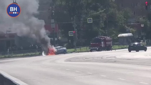 В Нижнем Тагиле автомобиль вспыхнул прямо на дороге