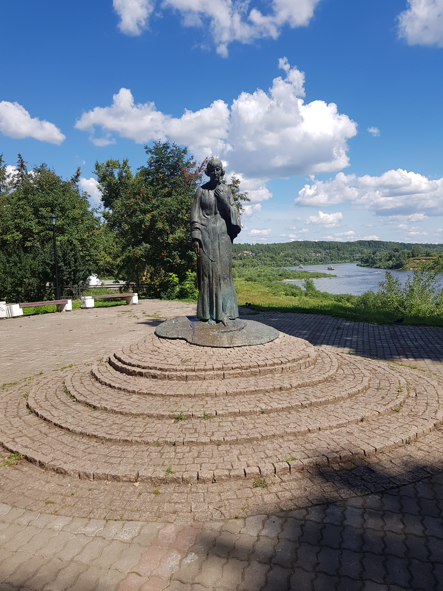 Одно из главных мест в городе - памятник Марине Цветаевой с видом на набережную