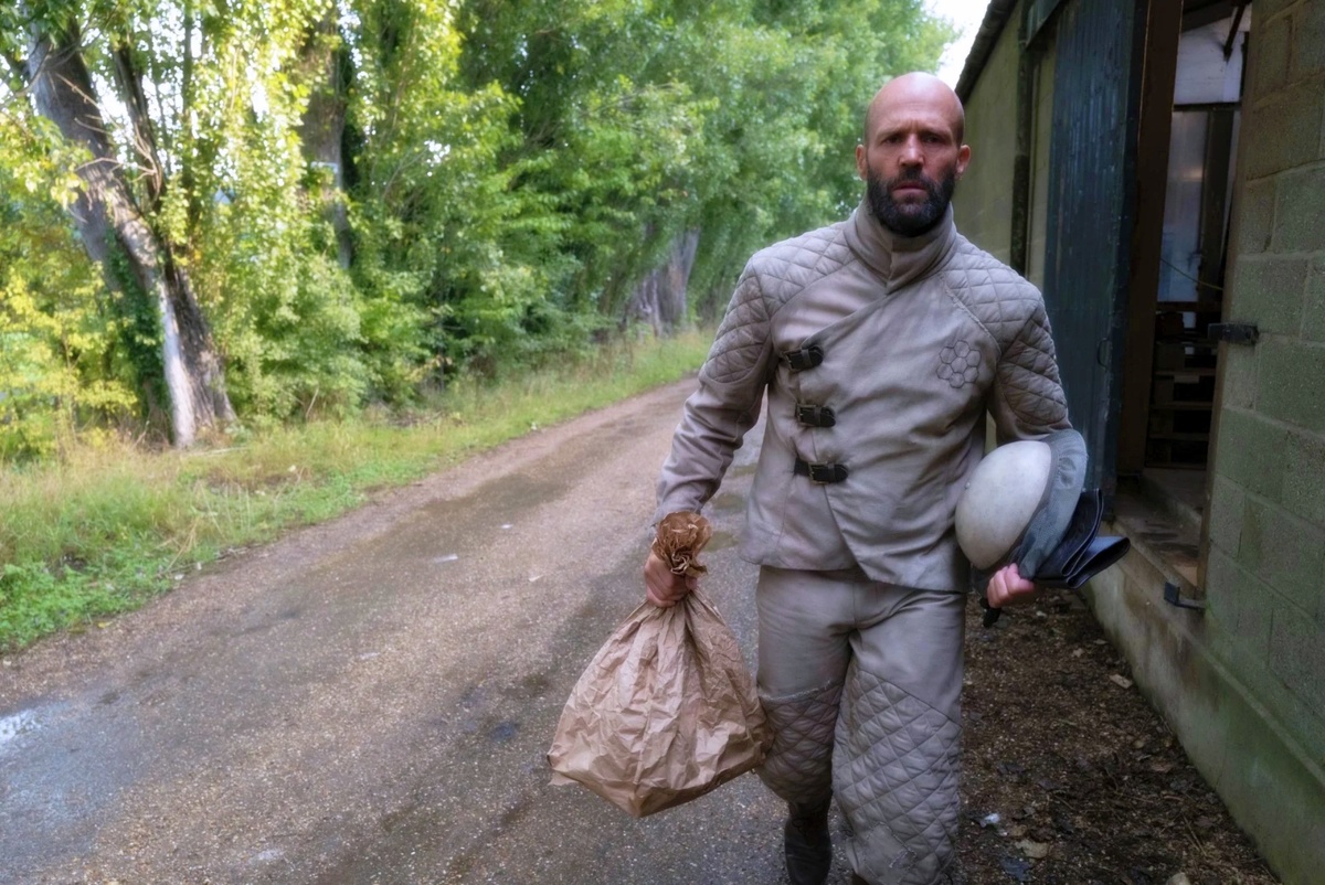 Стэтэм в костюме фехтовальщика, экстракт кадра из фильма "Пчеловод" (2024)