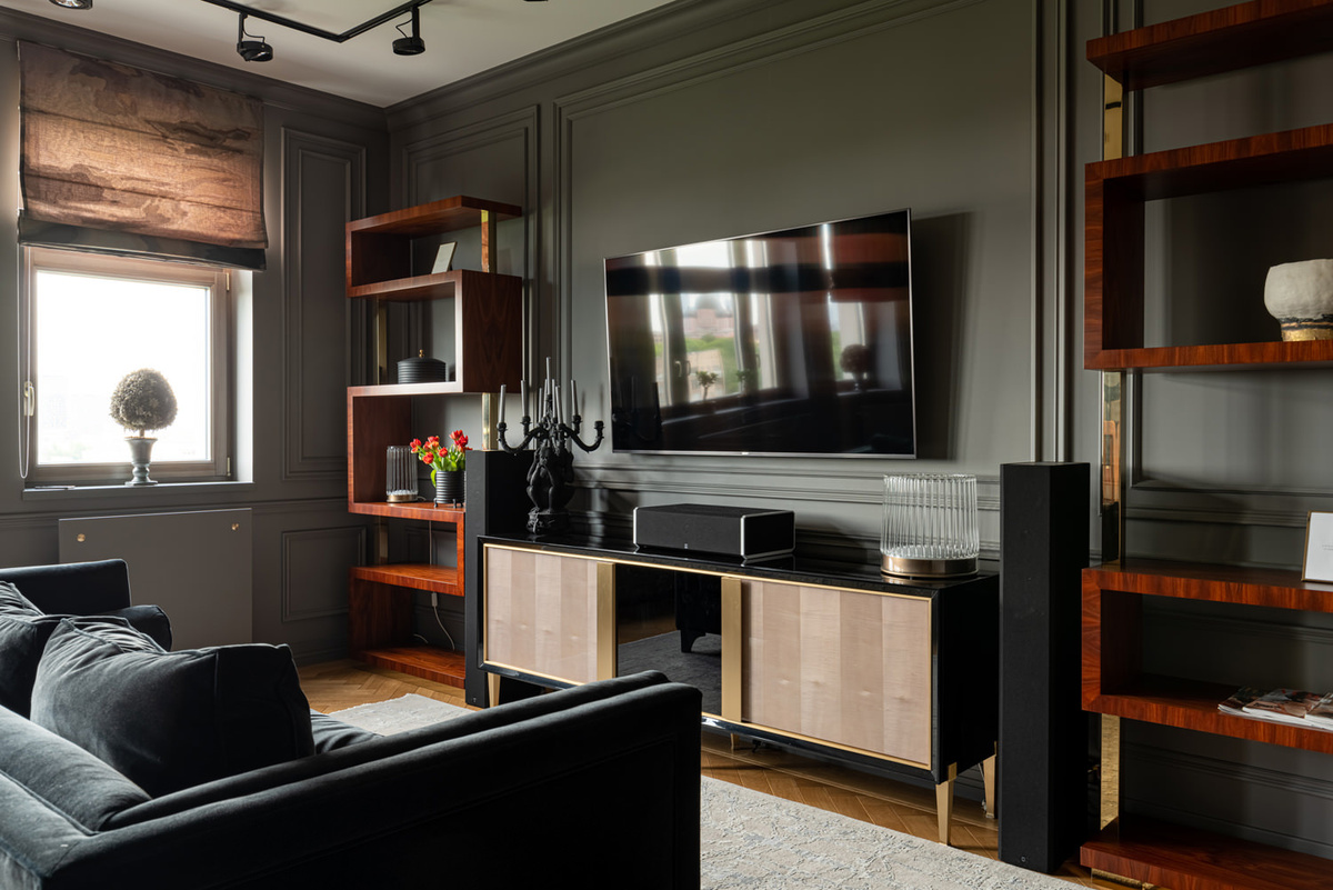 Квартира в Москве по проекту Марии Гришиной. Гостиная. Диван и сталлажи, Kate Spade. Комод изготовлен по эскизам дизайнера, Attribute. Ковер, Dovlet House. Трековые светильники, Wever Ducre. Текстиль на окнах, Sahco.