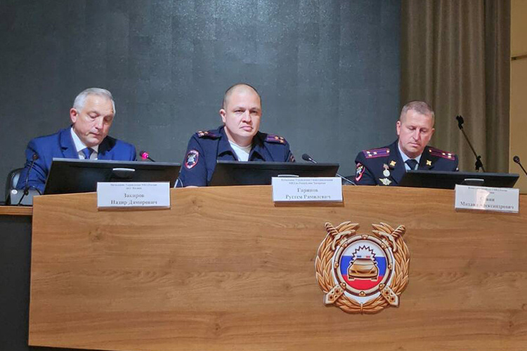    На посту начальника казанской Госавтоинспекции Савин (на фото справа) сменяет 40-летнего Эльнара Садриева.   
Фото: ОГИБДД УМВД по Казани
