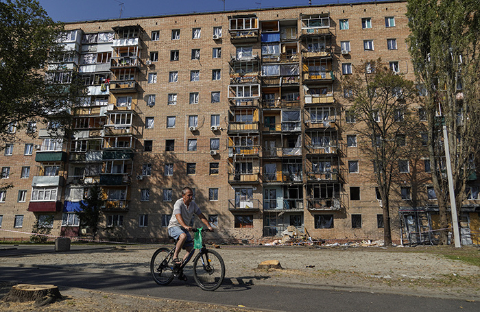    Житель у дома, поврежденного в результате обстрела ВСУ в Курске.EPA/ТАСС