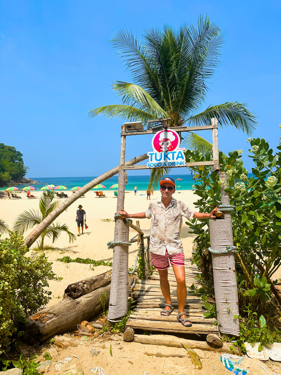 на пляже Сурин на Пхукете