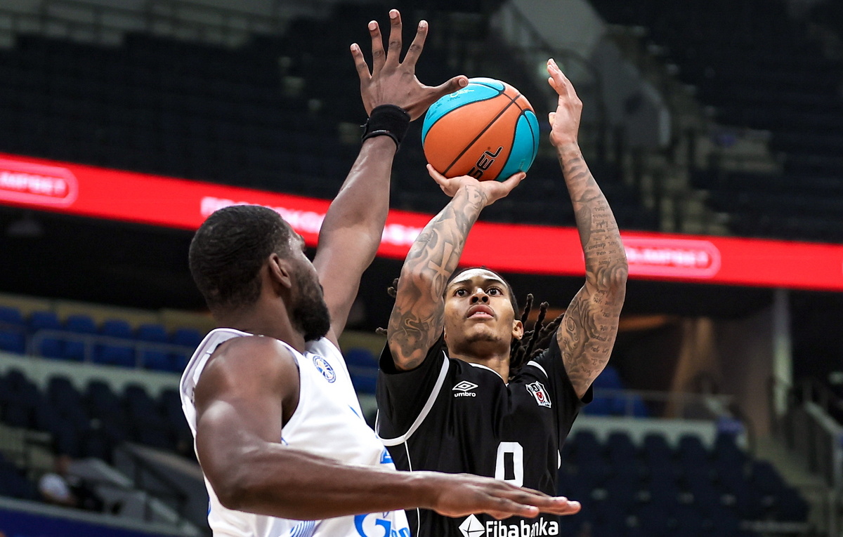    Дуэйн Бэйкон ("Зенит") и Кайл Оллмен ("Бешикташ")  Михаил Синицын/ТАСС