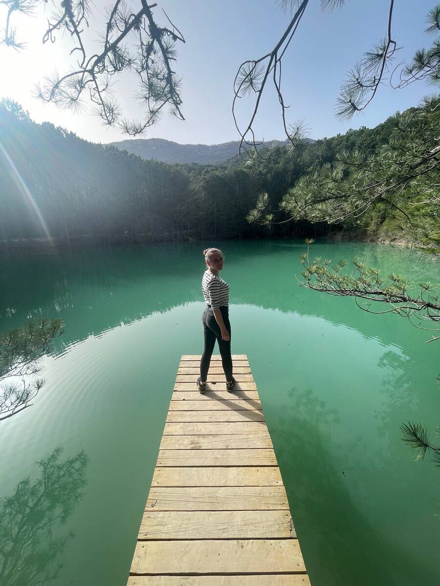 Это я в конце весны на Бирюзовом озере.