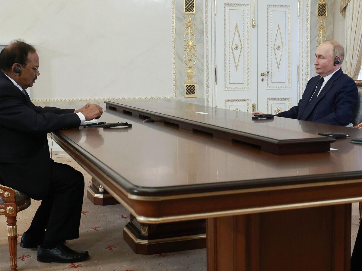    Президент РФ Владимир Путин и советник премьер-министра Индии по национальной безопасности Аджит Кумар Довал во время встречи в Санкт-Петербурге© РИА Новости / POOL
