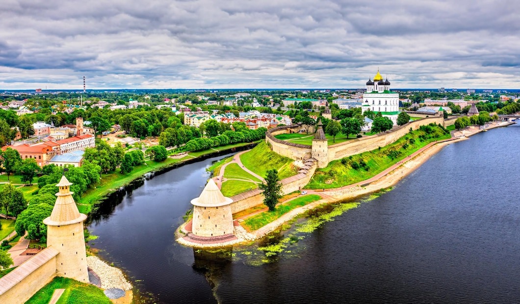 Источник: https://img.freepik.com/premium-photo/high-angle-view-river-amidst-buildings-city-against-sky_1048944-27485770.jpg?w=1060