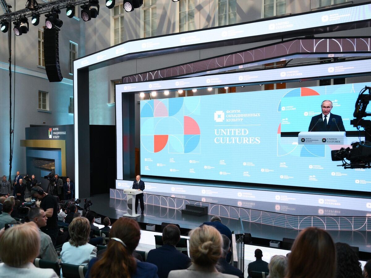    Президент России Владимир Путин выступает на пленарном заседании X Санкт-Петербургского международного форума объединенных культур© РИА Новости / Кристина Кормилицына