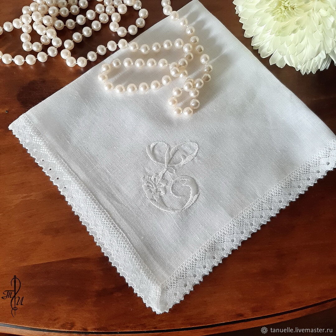 Примерно так они выглядели, только без монограммы. Источник: tanuelle.livemaster.ru