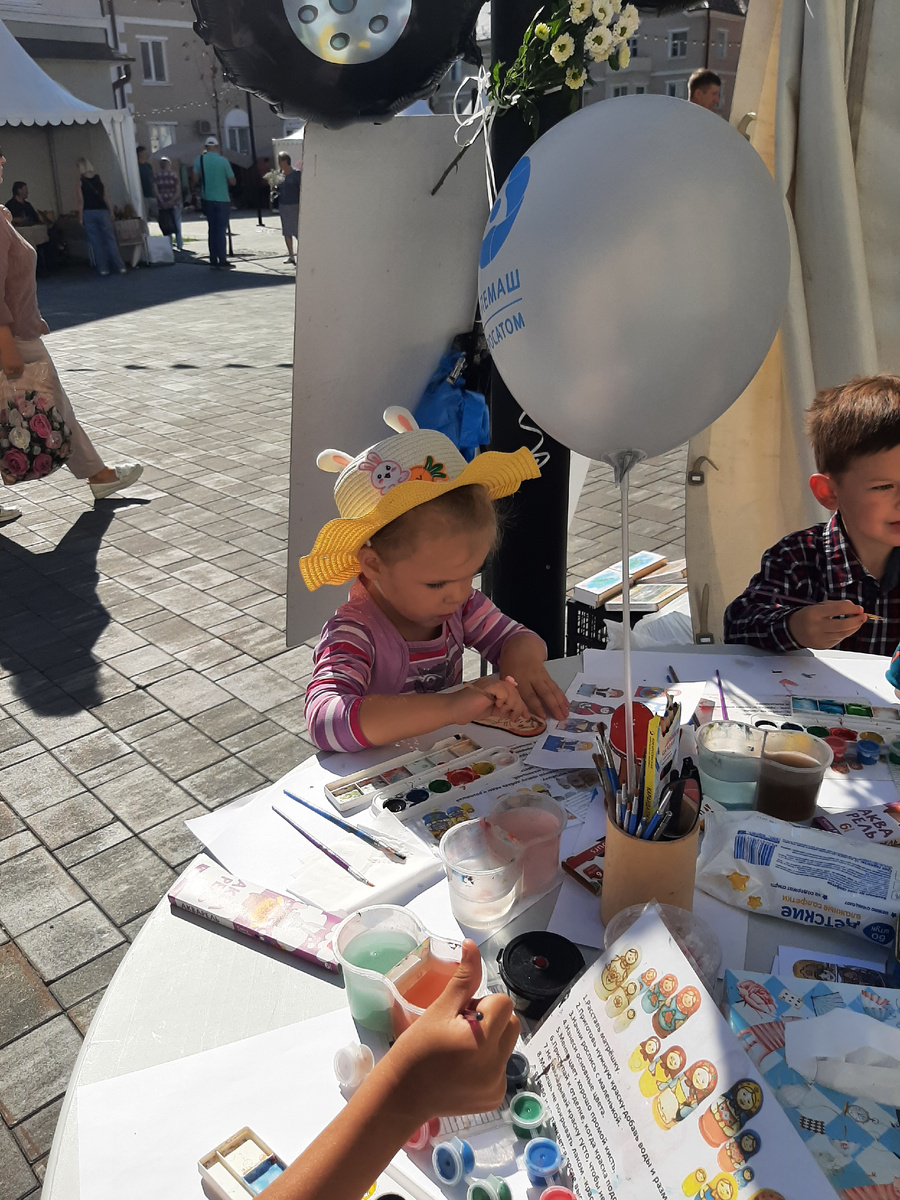 Старается😊