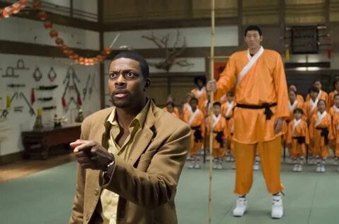 Здесь он дерëтся  с большим каротистом 