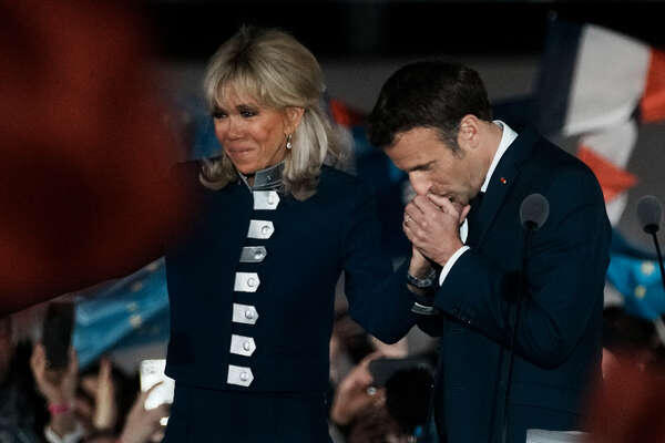    Эммануэль Макрон с супругой Брижит во время празднования победы на выборах в центре Парижа, 24 апреля 2022 года / Thibault Camus/AP