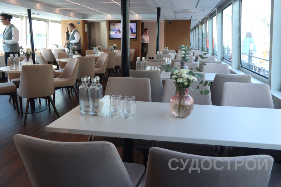 Пассажирский салон катамарана проекта "Соммерс"