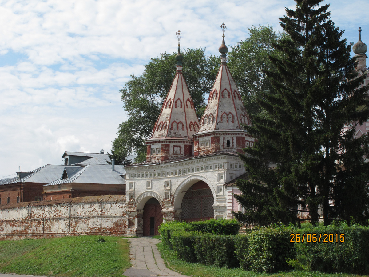 Фото автора. Входные /Святые/ врата-арки монастыря. XVII в.