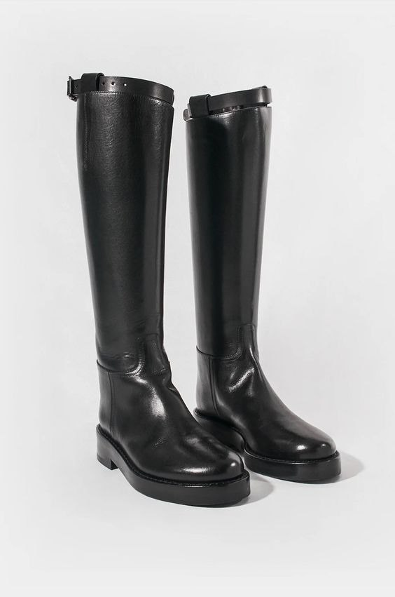 НЕ базовые сапоги - это стиль жокей: верх в специфической форме, ремешок, сравнительно свободное голенище