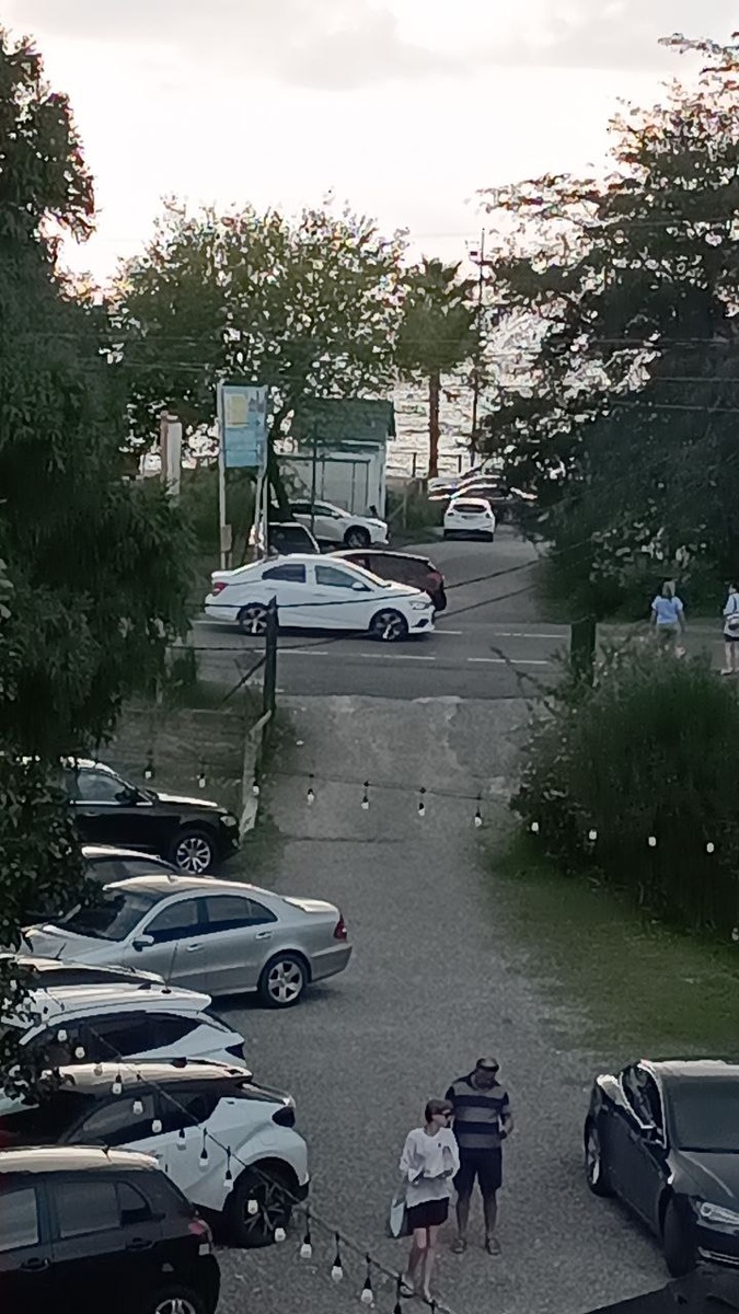 А за теми деревьями - море. 