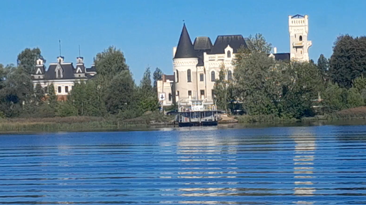 Замок Понизовкина🏰 в поселке Красный Профинтерн. С борта теплохода Космонавт Гагарин ⚓⛵