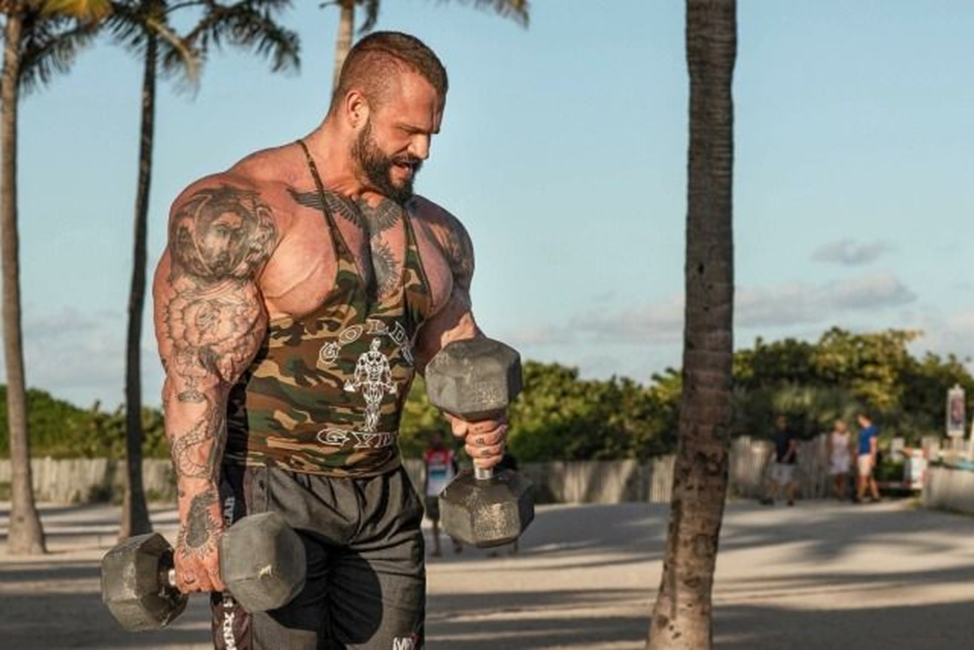 Известно, что у 36-летнего спортсмена 6 сентября остановилось сердце. Рядом с ним была его супруга Анна, которая вызвала скорую помощь и до ее приезда делала массаж сердца. Благодаря оперативной помощи сердце «Голема» удалось запустить, но через несколько дней мозг спортсмена умер.