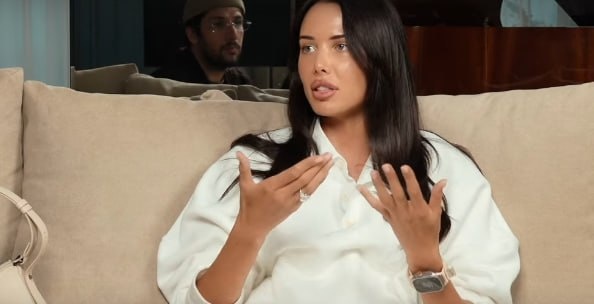 Анастасия Решетова. Фото: скриншот из «Alekó IN MY BAG : что в с умке у Анастасии Решетовой» с VK Видео