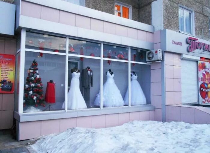 Свадьбах магазины. Магазин свадебных аксессуаров. Свадебный салон аксессуары. Магазин свадебных аксессуаров. Украсить лавки на свадьбу.