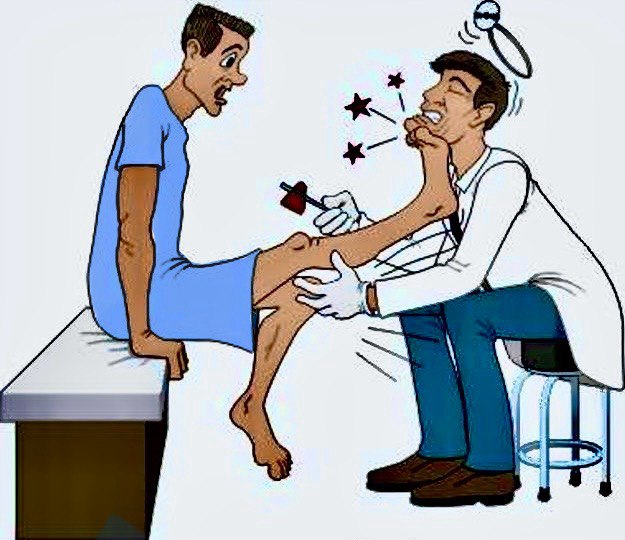 Невропатолог проверяет рефлексы