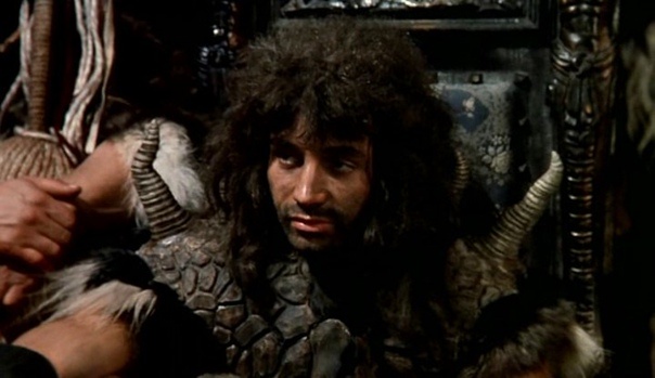 Вождь Октин Хаш умел добывать ништяки из прогрессоров. Кадр из фильма «Подземелье ведьм», 1990 г.