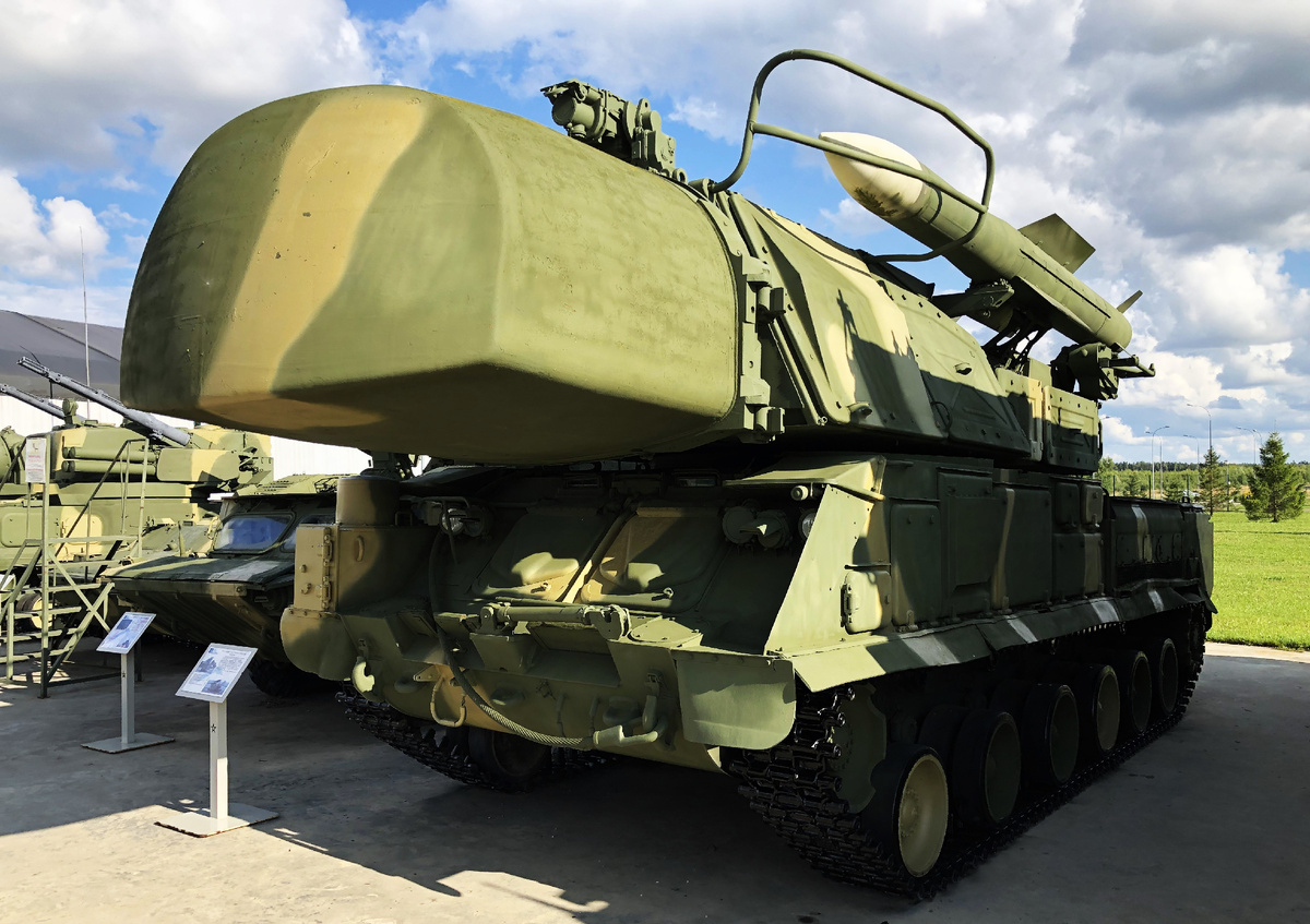 СОУ ЗРК "Бук-М1-2" в экспозиции Парка "Патриот" ( Площадка №1). Изначально демонстрировалась в боевом положении, Позднее была переведена в походное, а с пускового устройства была "утрачена" одна из четырех ЗУР. Тем не менее , машина в хорошем состоянии- при том что без малого десять лет находится на открытой площадке.