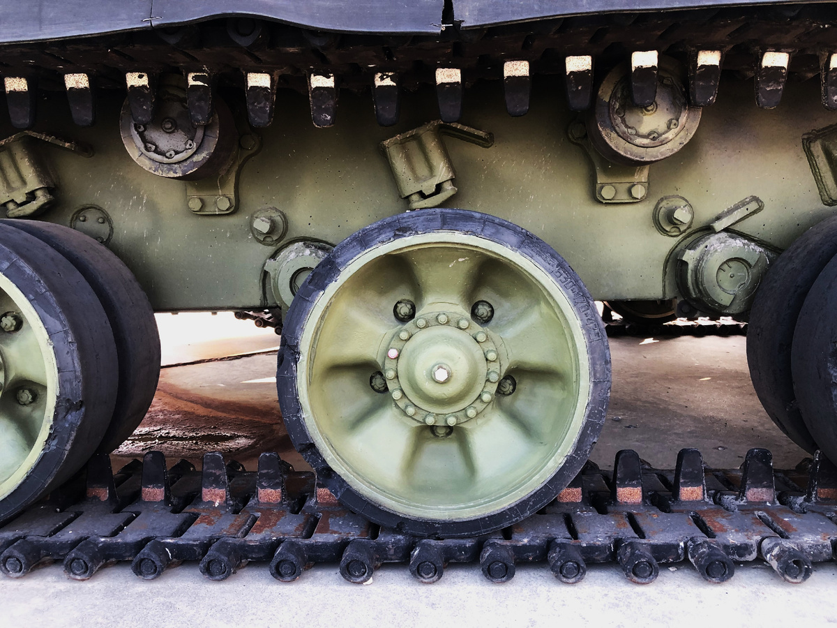 Опорные катки раннего образца.