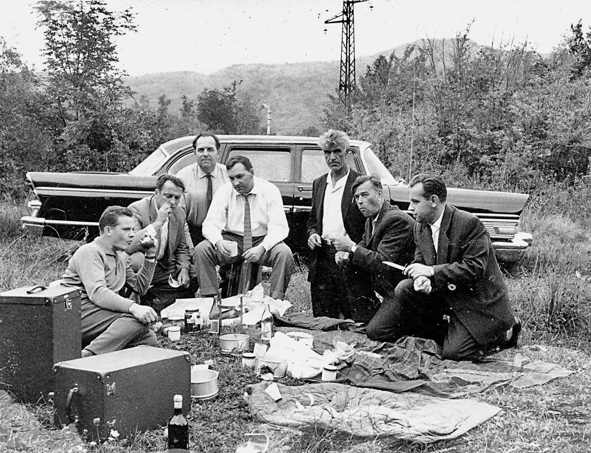 Советские люди на пикнике. Источник фото: https://rusknife.com/topic/4875-%D0%BD%D0%BE%D0%B6-%D0%BD%D0%BA%D0%B2%D0%B4/page/32/