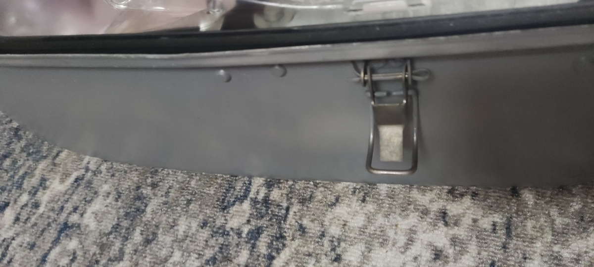 Один из замков для плафона.