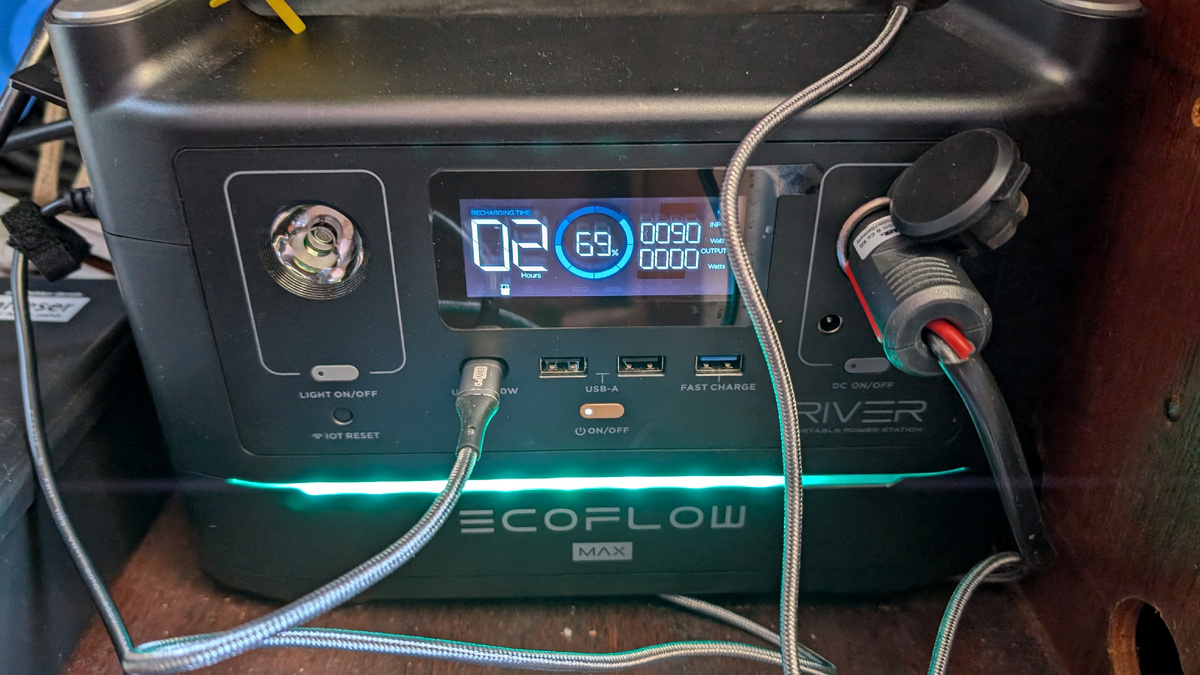 Максимальный заряд от солнечной панели: 90ватт