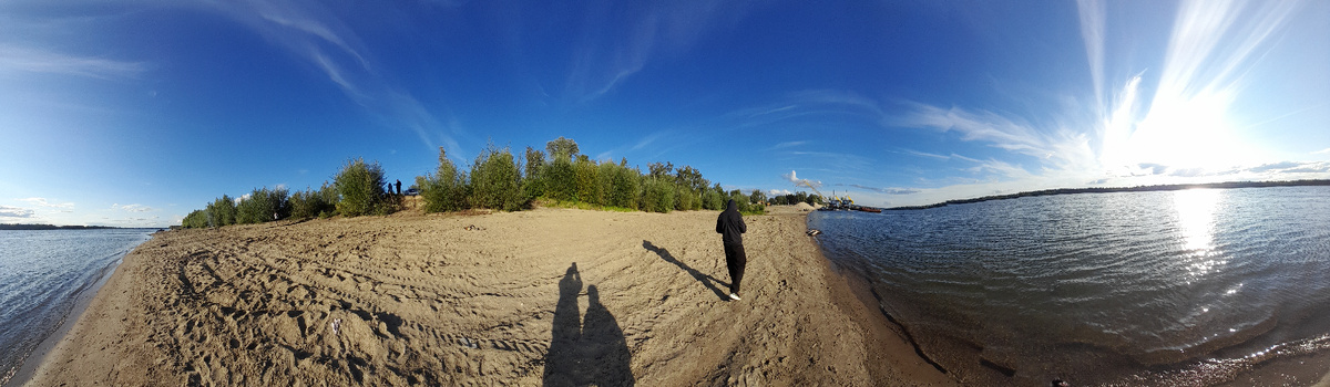 Дочь тренируется быть фотографом.