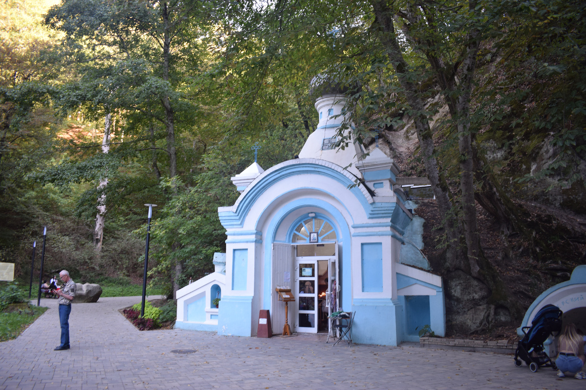 В Курортном городе Горячий Ключ у подножья Абадзехской горы ютится маленькая православная часовенка в честь Иверской иконы Божьей Матери.